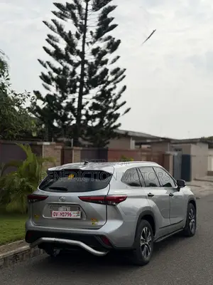Toyota Highlander XLE 2021 Silver