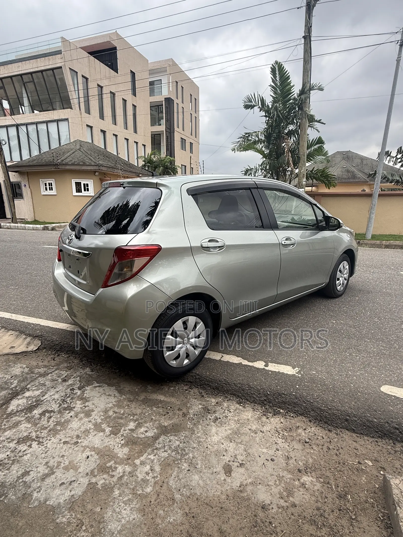 Toyota Vitz 1.3 FWD 5dr 2014 Green