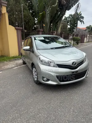 Toyota Vitz 1.3 FWD 5dr 2014 Green