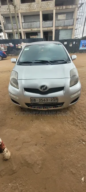 Toyota Vitz 2010 Silver
