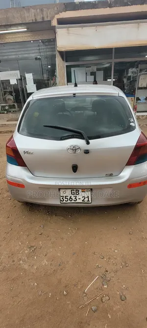 Toyota Vitz 2010 Silver