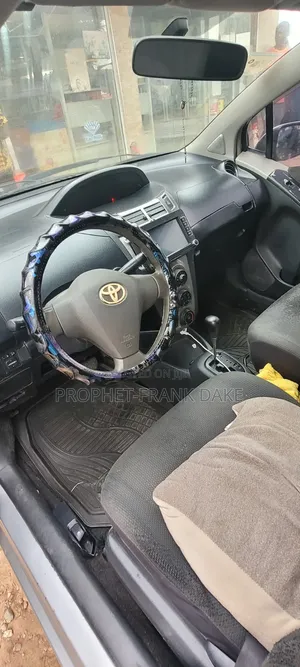 Toyota Vitz 2010 Silver