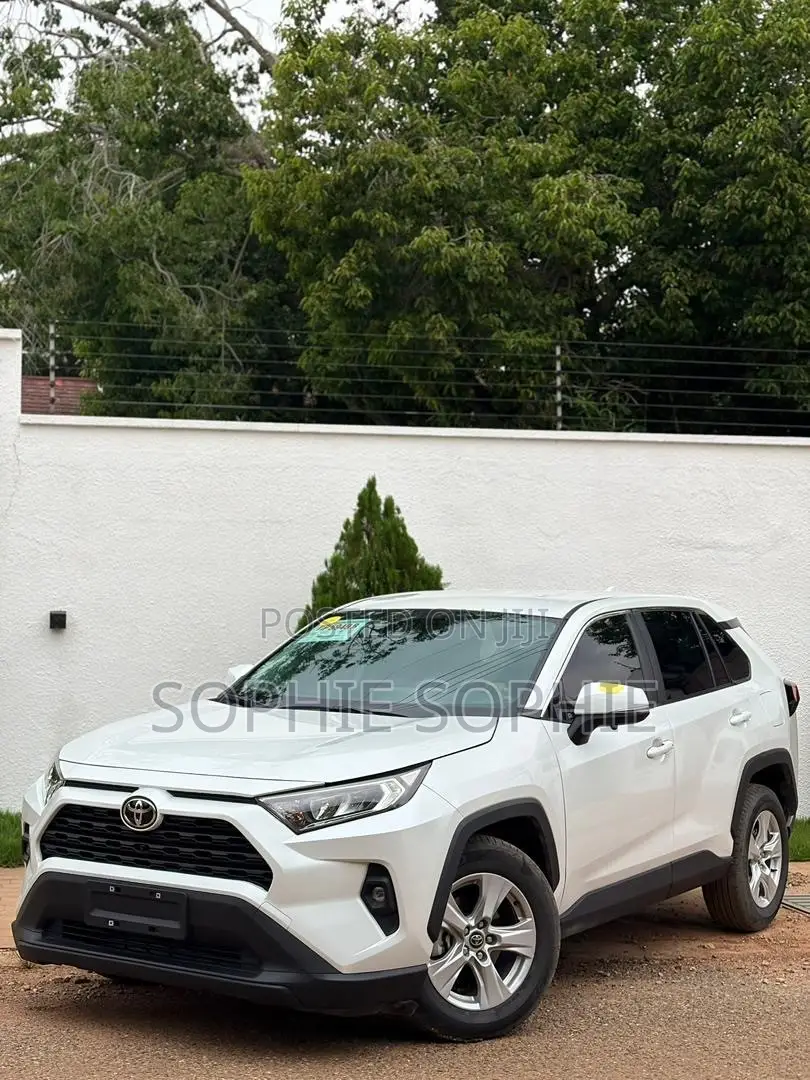 Toyota RAV4 XLE 2021 White