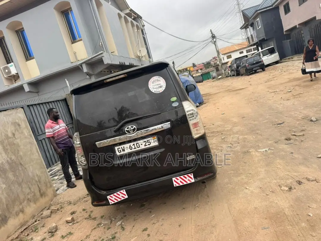 Toyota Voxy V 2WD 8-Seater 2010 Black