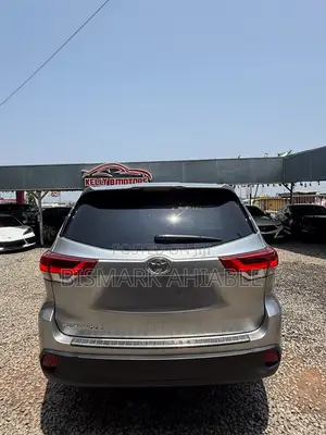 Toyota Highlander LE 4x2 (2.7L 4cyl 6A) 2017 Silver