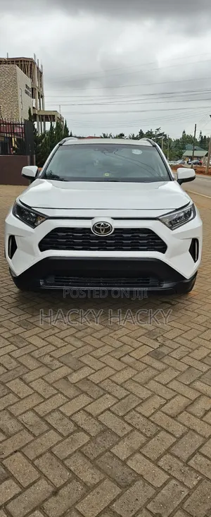 Toyota RAV4 XLE 2021 White