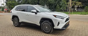 Toyota RAV4 XLE 2021 White