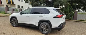 Toyota RAV4 XLE 2021 White
