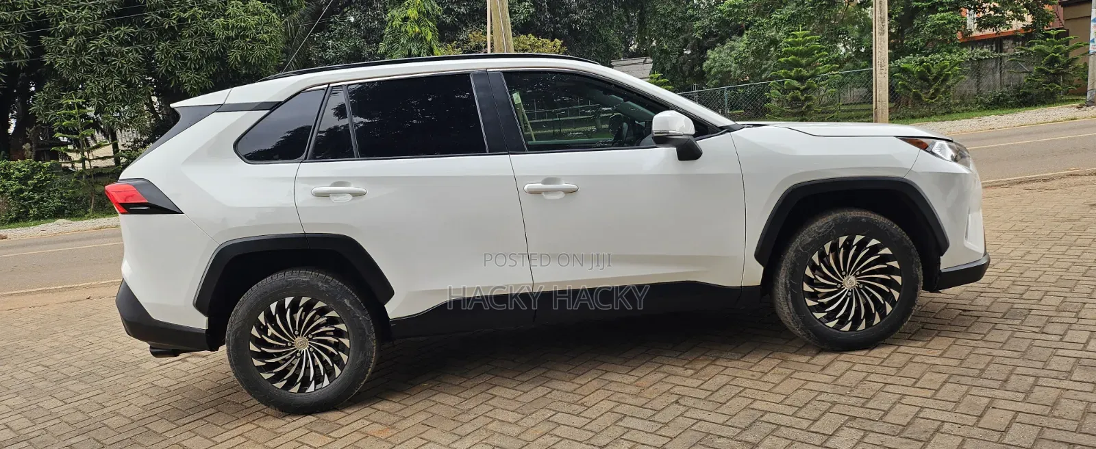 Toyota RAV4 XLE 2021 White