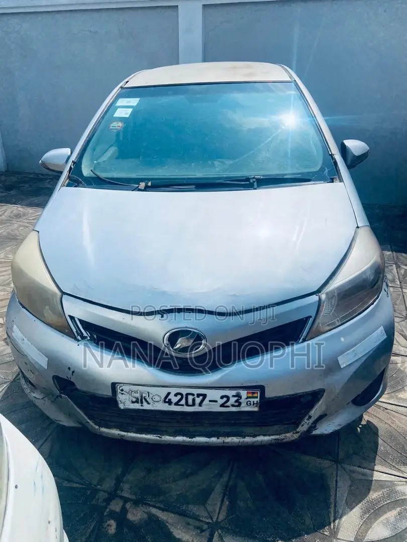 Toyota Vitz 2012 Silver