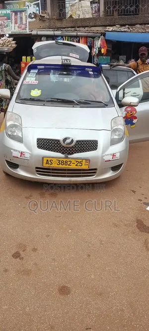 Toyota Vitz 1.3 AWD 3dr 2010 Off white
