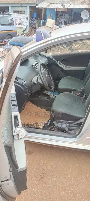 Toyota Vitz 1.3 AWD 3dr 2010 Off white