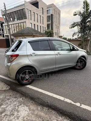Toyota Vitz 1.3 FWD 3dr 2011 Green