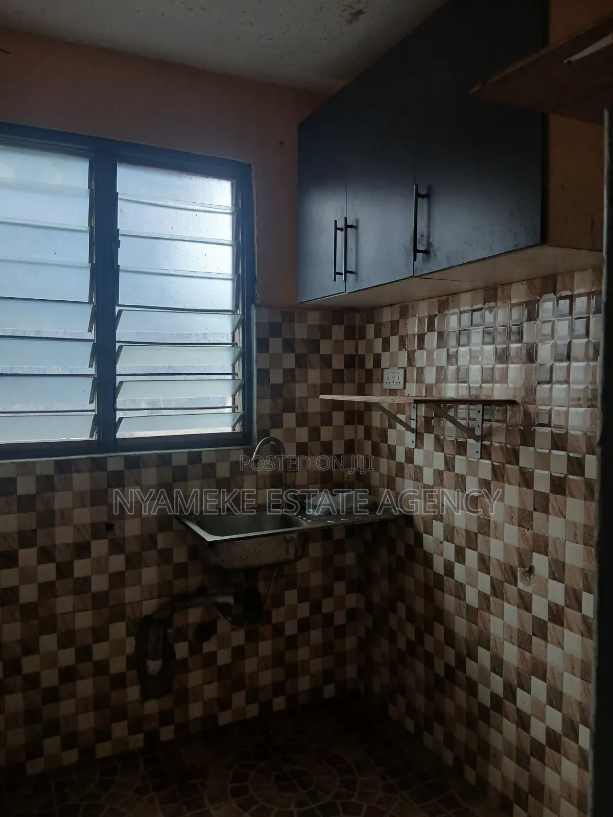 2bdrm Apartment in Kofi Ni Ama, Exhibition for rent