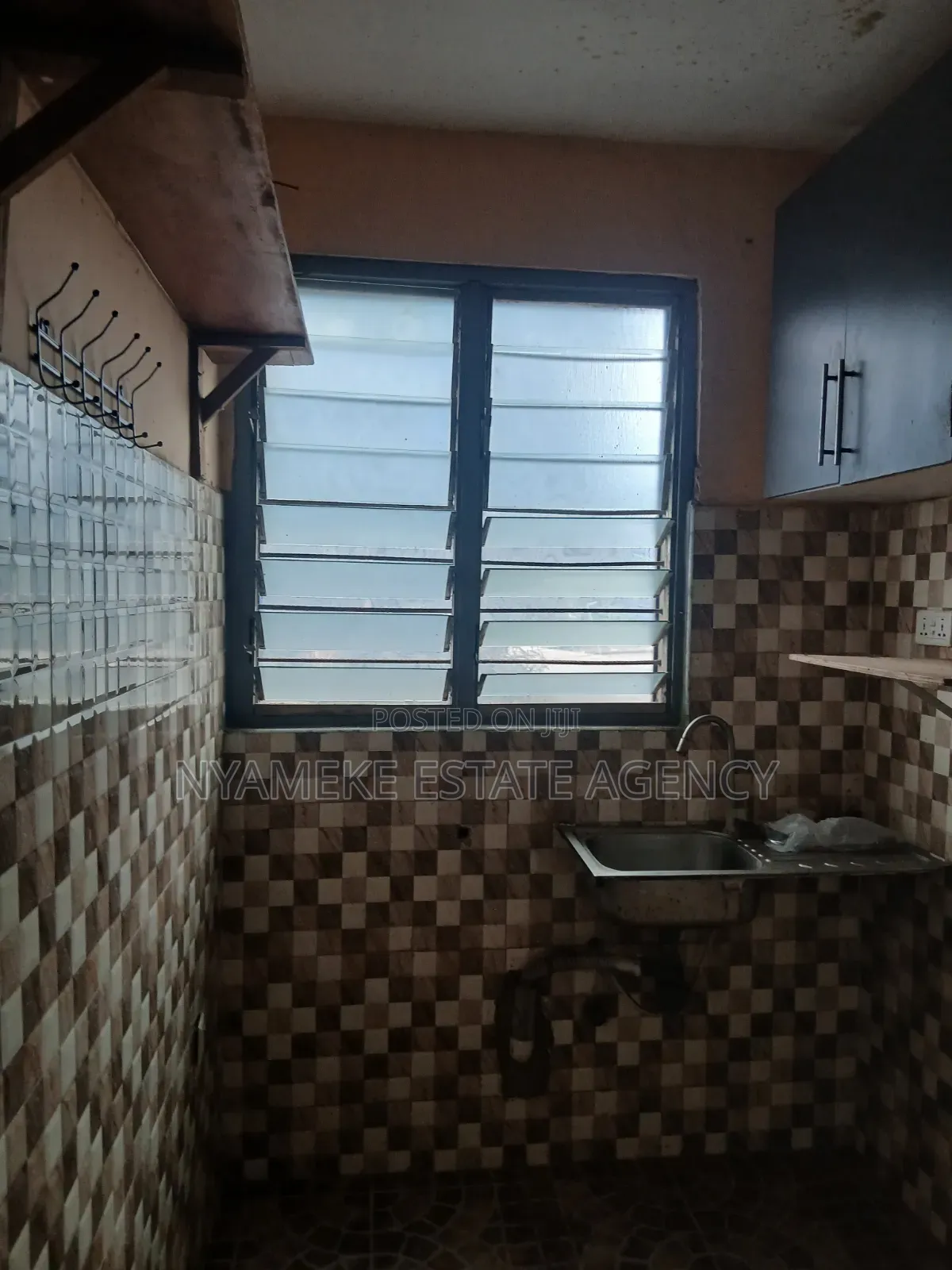 2bdrm Apartment in Kofi Ni Ama, Exhibition for rent