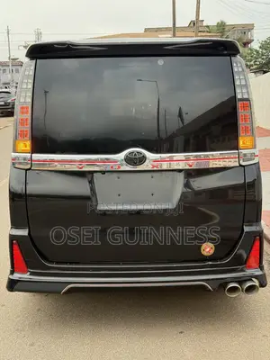 Toyota Voxy X 4WD 8-Seater 2014 Black