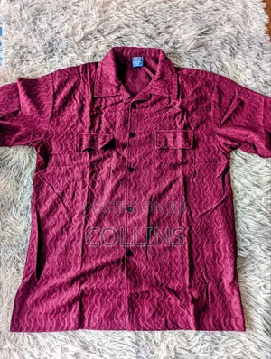 Men’s Burgundy Textured Short-Sleeve Shirt – Dual Pocket