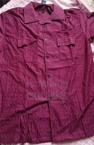 Men’s Burgundy Textured Short-Sleeve Shirt – Dual Pocket