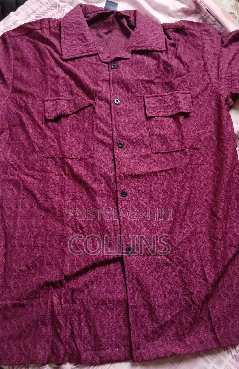 Men’s Burgundy Textured Short-Sleeve Shirt – Dual Pocket