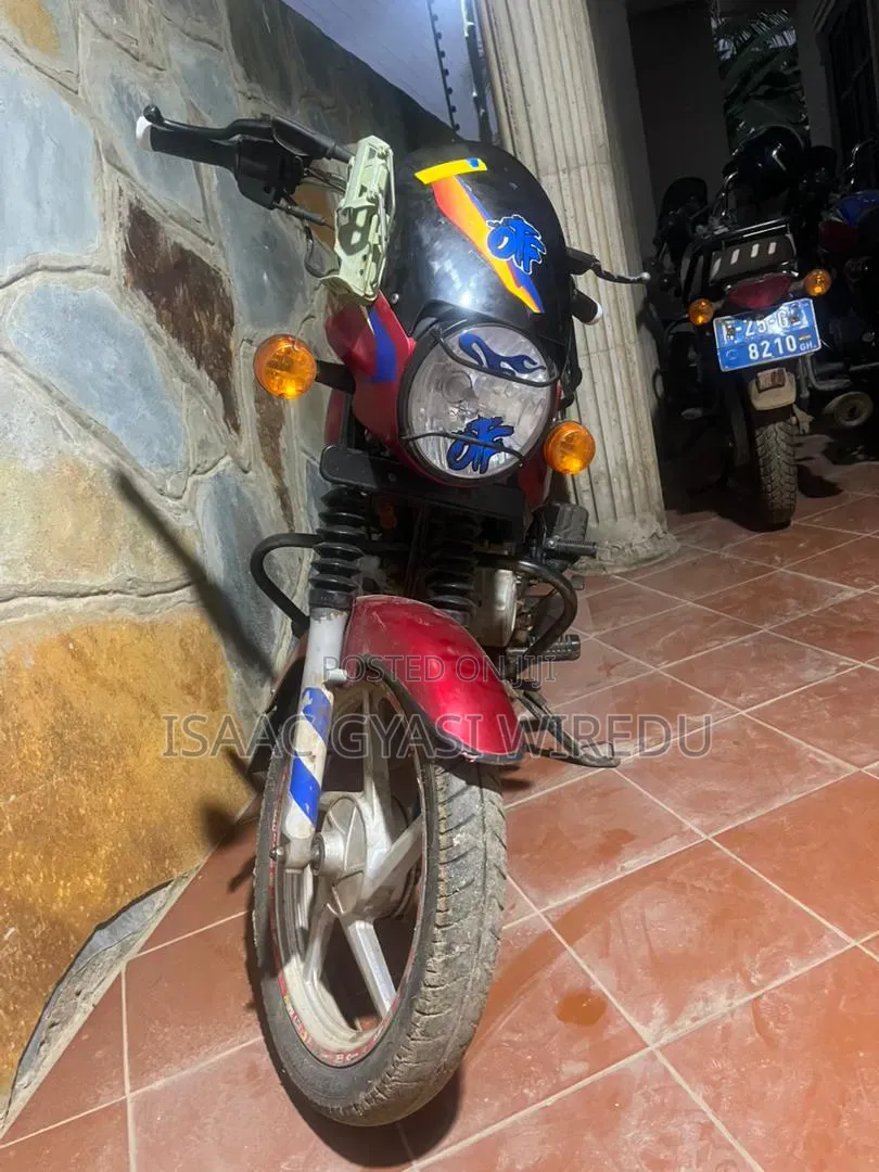 Bajaj Boxer 125 2025 Red