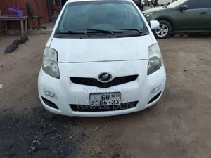 Toyota Vitz 2010 White
