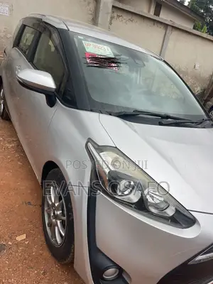 Toyota Sienta 2017 Silver
