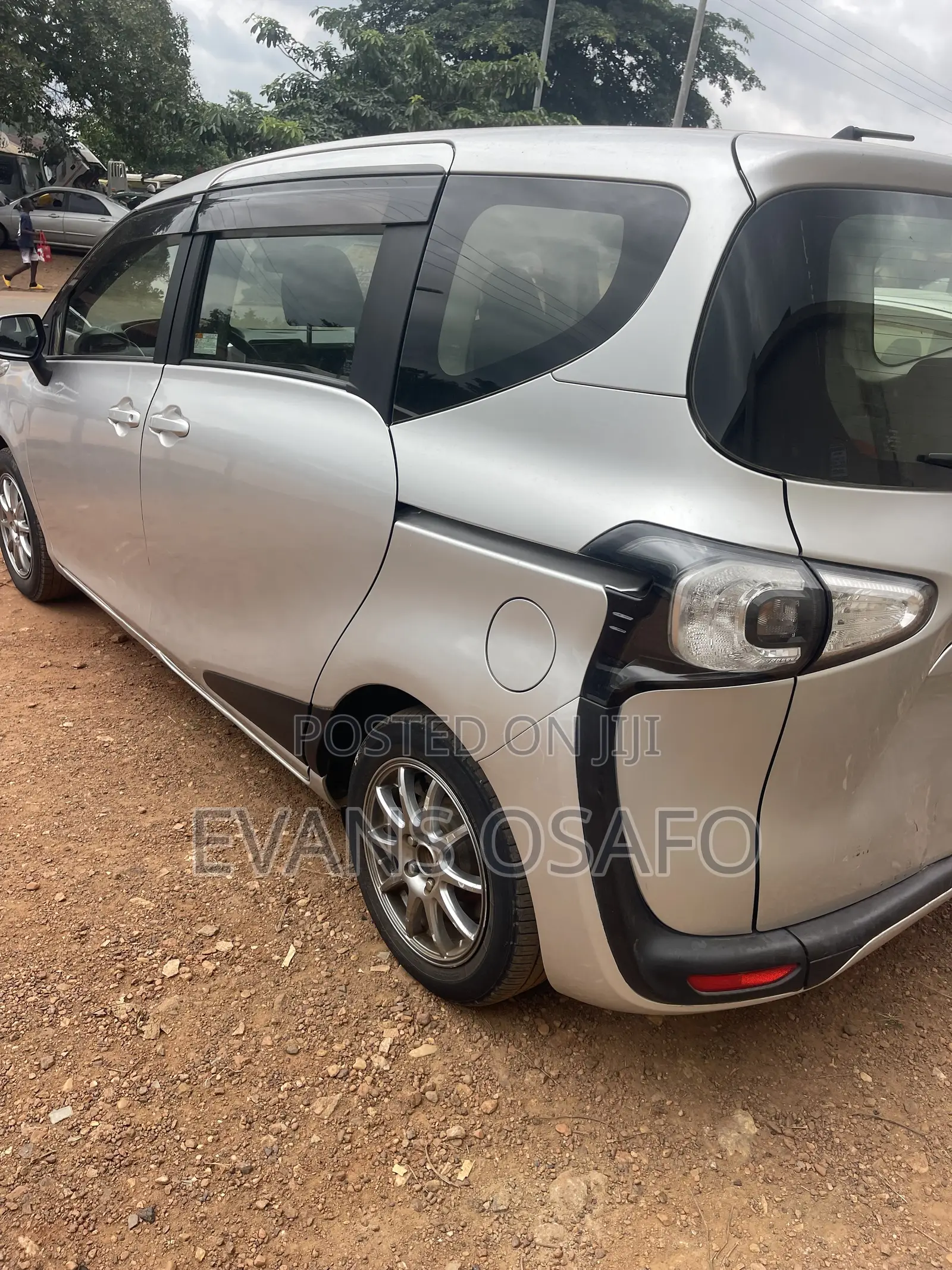 Toyota Sienta 2017 Silver