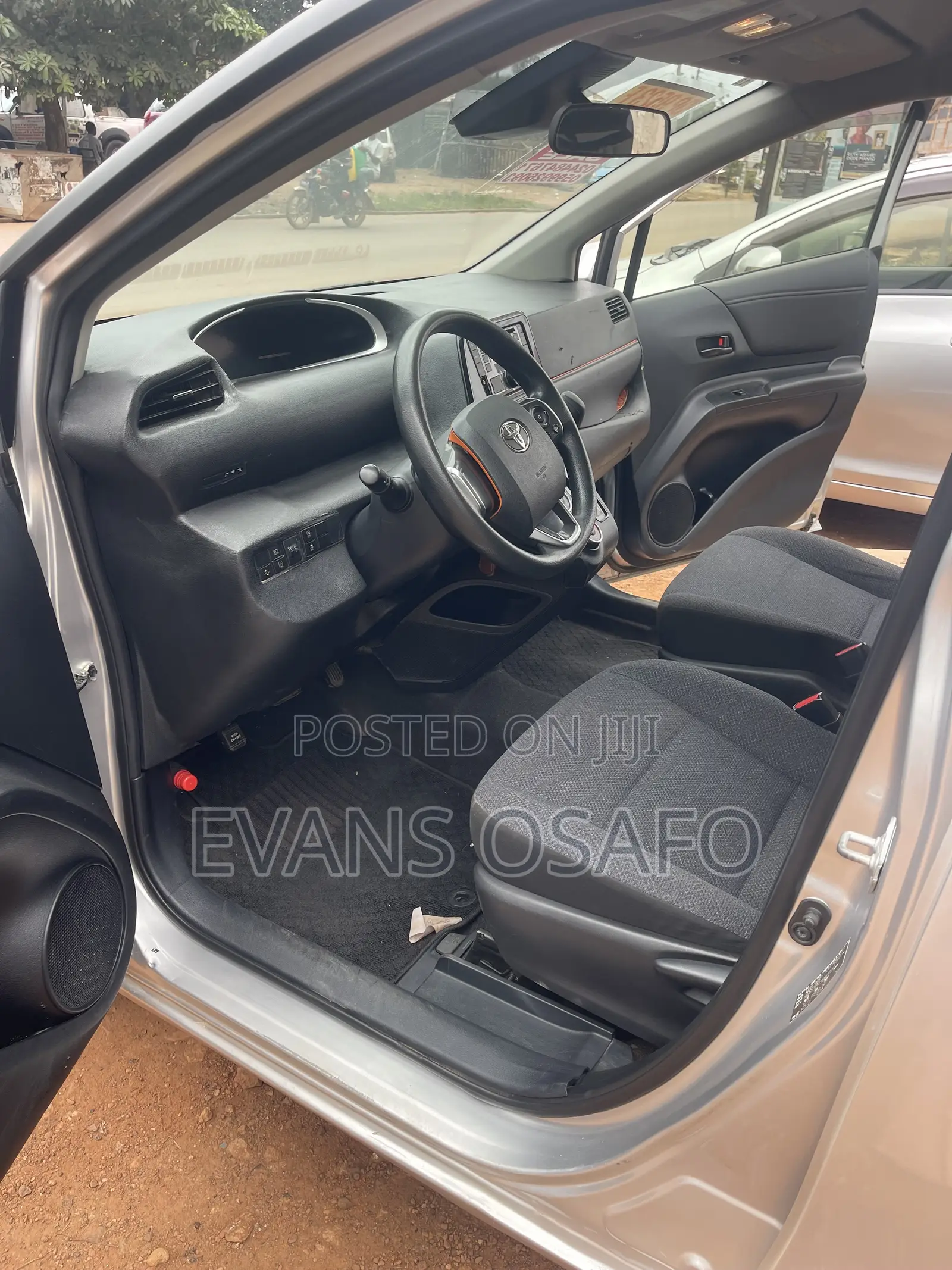 Toyota Sienta 2017 Silver