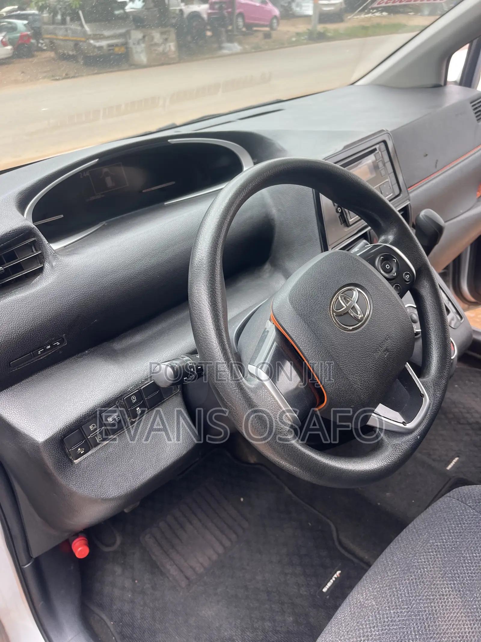 Toyota Sienta 2017 Silver