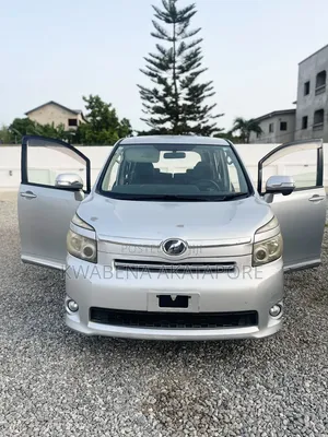 Toyota Voxy X 4WD 8-Seater 2013 Silver