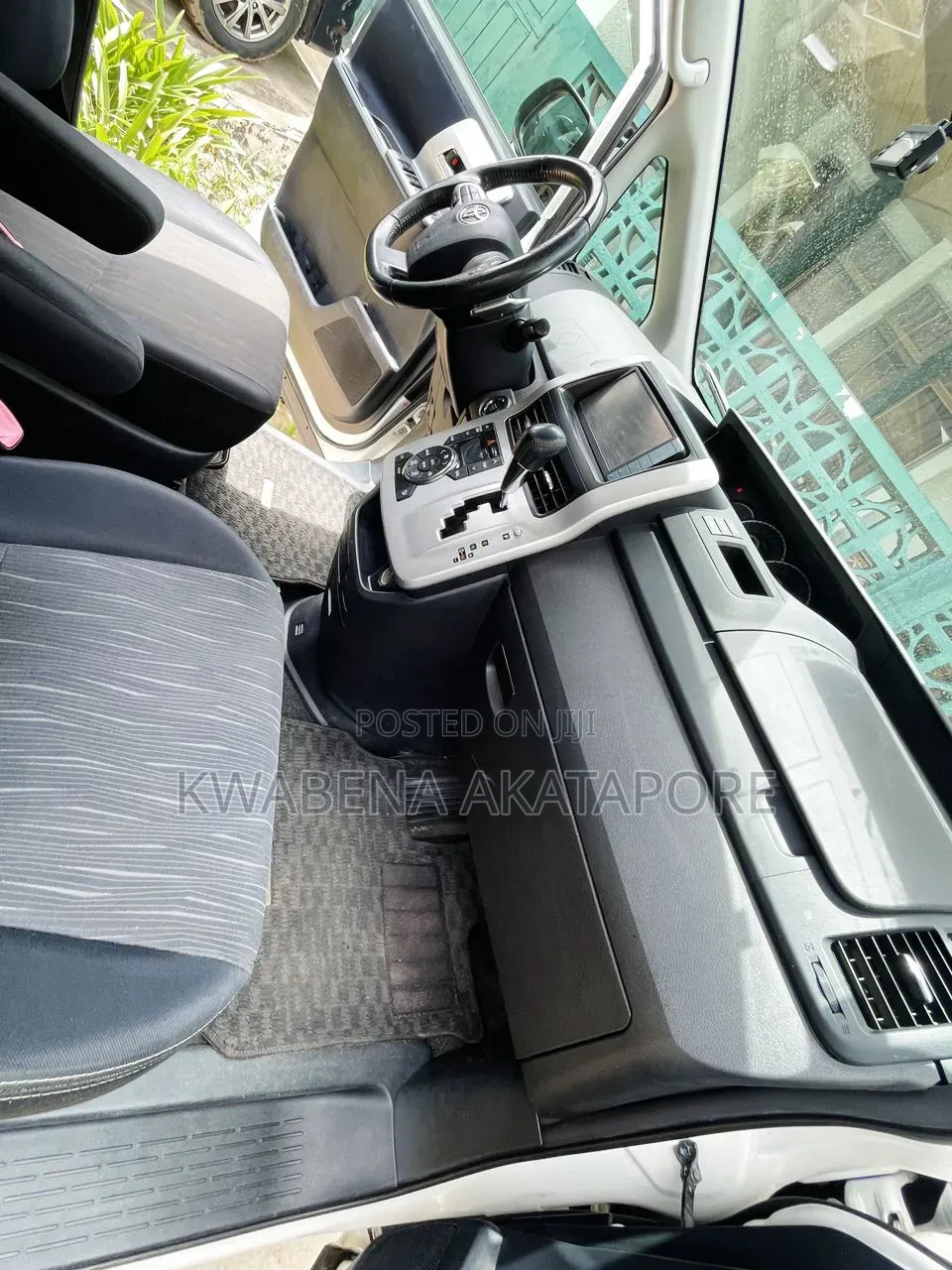 Toyota Voxy X 4WD 8-Seater 2013 Silver