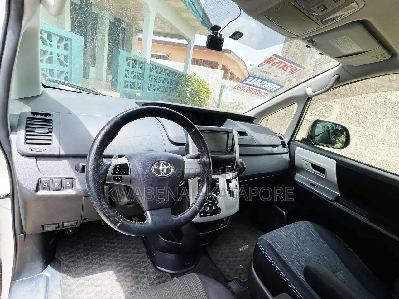 Toyota Voxy X 4WD 8-Seater 2013 Silver