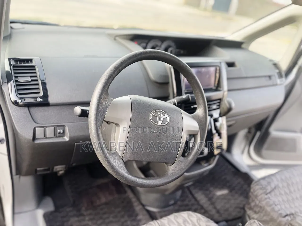 Toyota Voxy X 4WD 8-Seater 2013 Silver