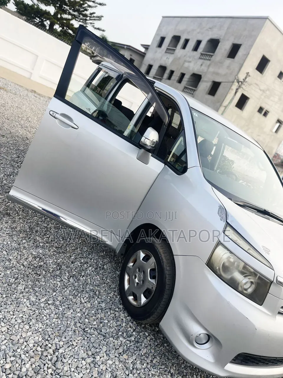 Toyota Voxy X 4WD 8-Seater 2013 Silver