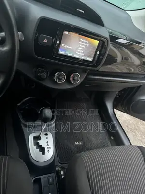 Toyota Vitz 1.0 FWD 5dr 2015 Maroon