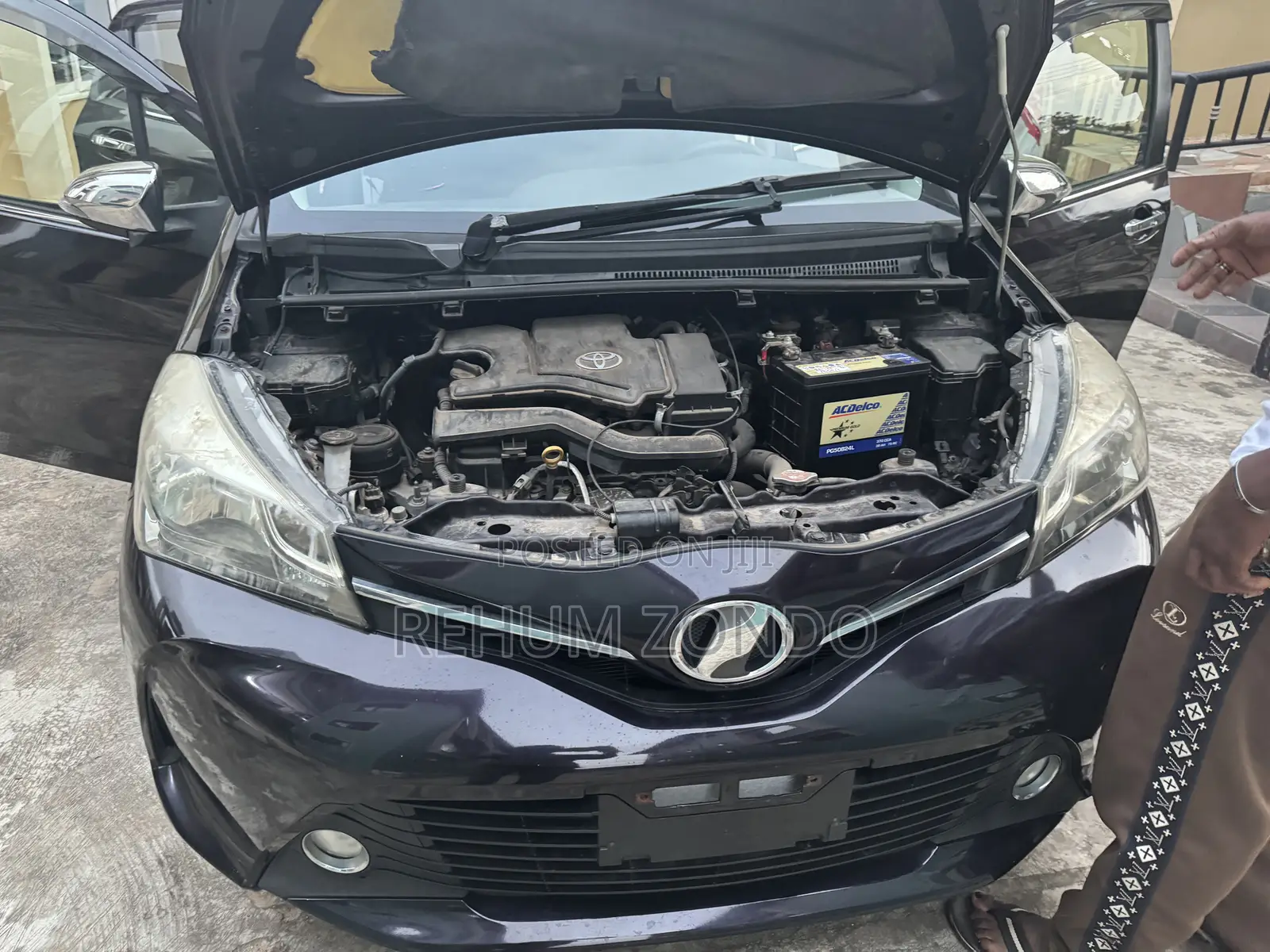 Toyota Vitz 1.0 FWD 5dr 2015 Maroon