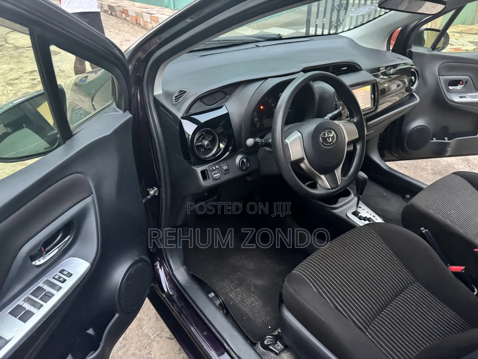 Toyota Vitz 1.0 FWD 5dr 2015 Maroon