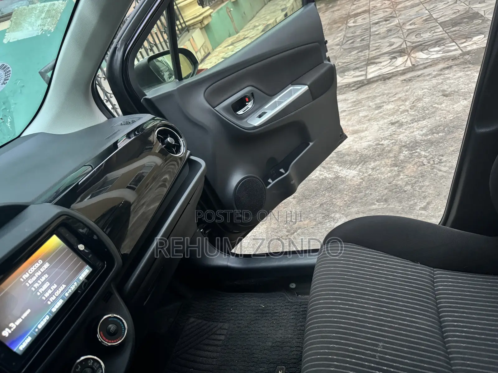 Toyota Vitz 1.0 FWD 5dr 2015 Maroon