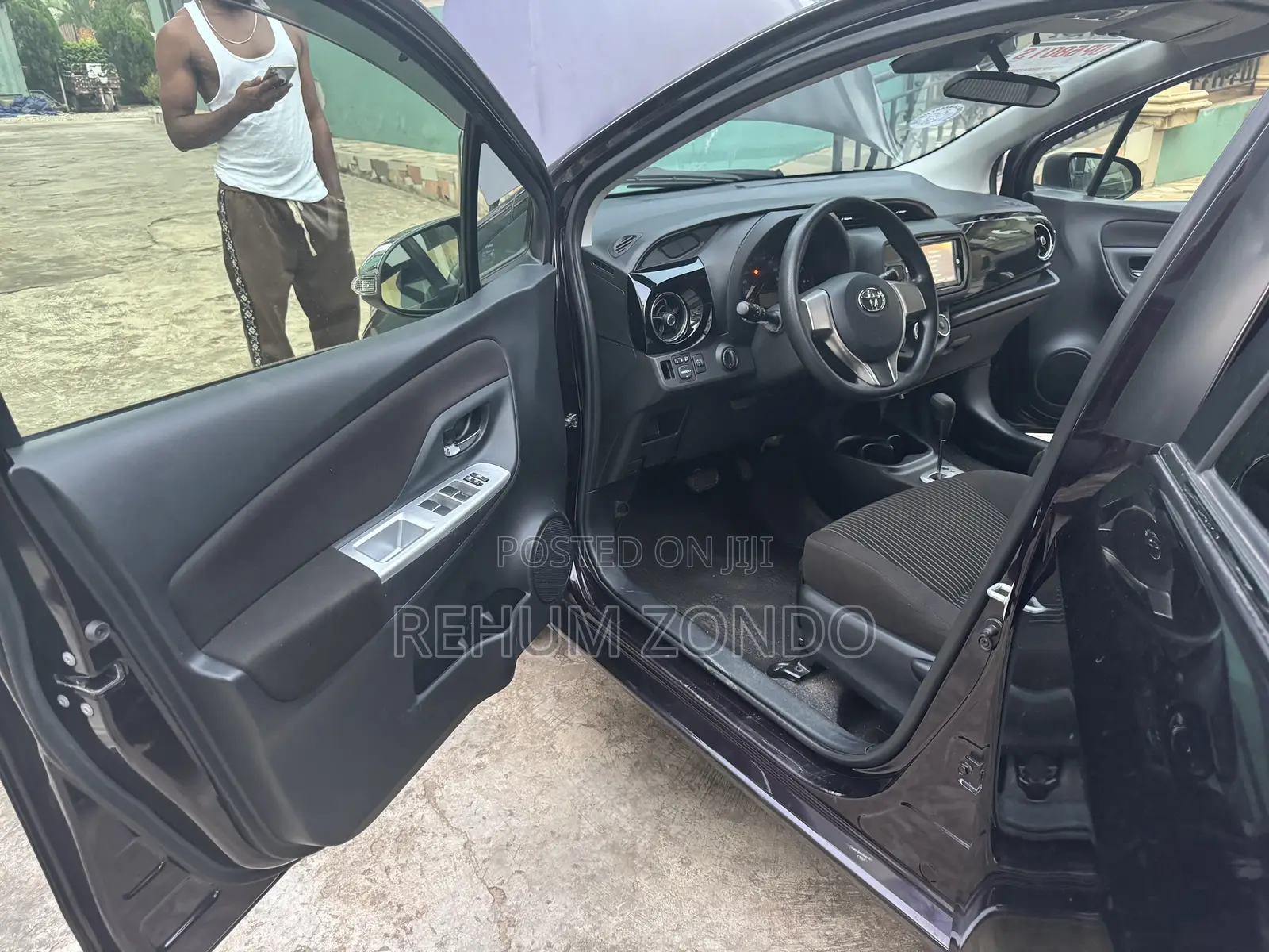 Toyota Vitz 1.0 FWD 5dr 2015 Maroon