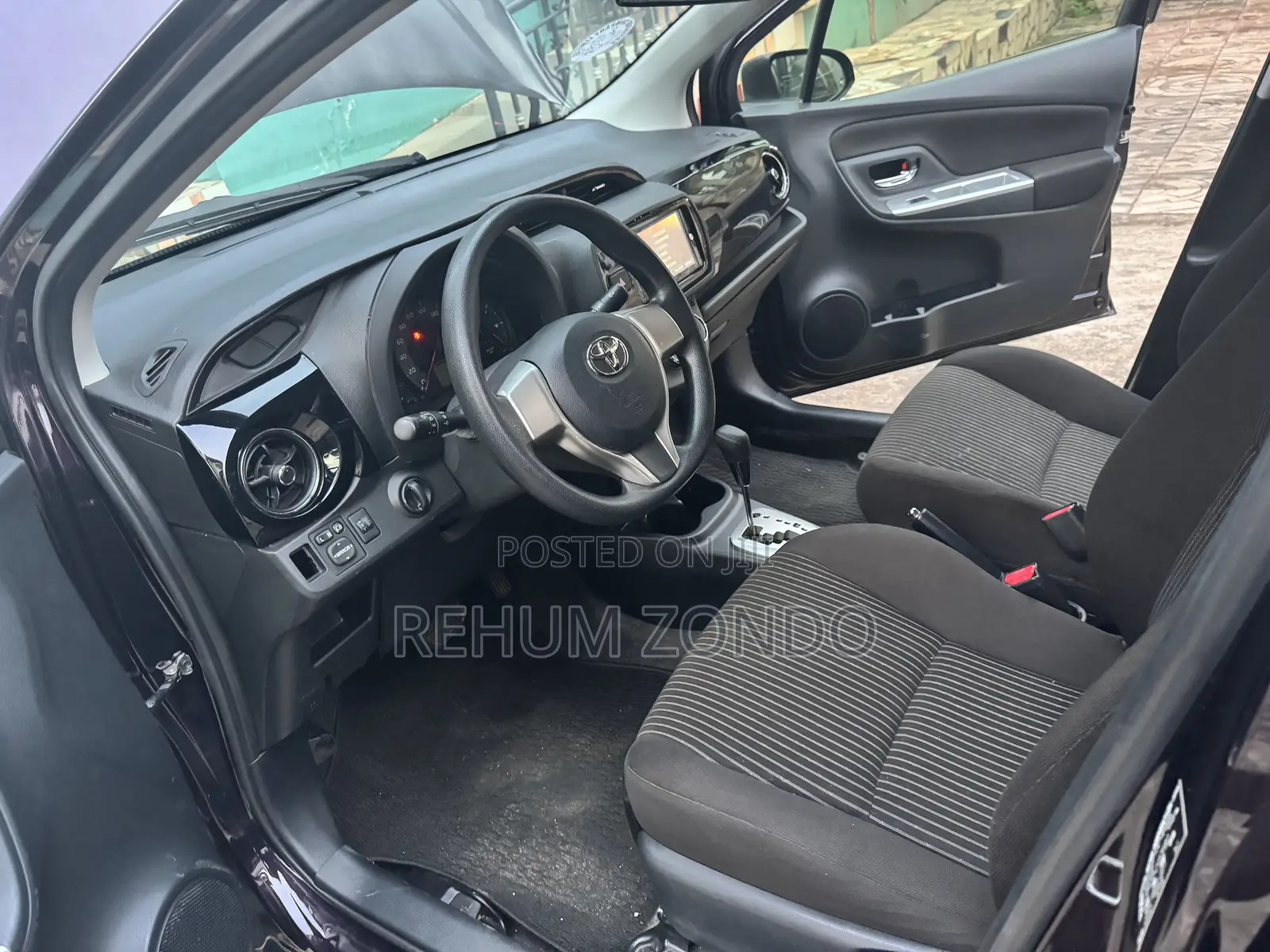 Toyota Vitz 1.0 FWD 5dr 2015 Maroon