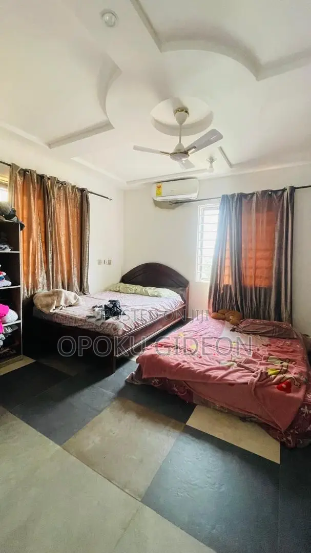 6bdrm Mansion in Afuaman, Manhean for sale