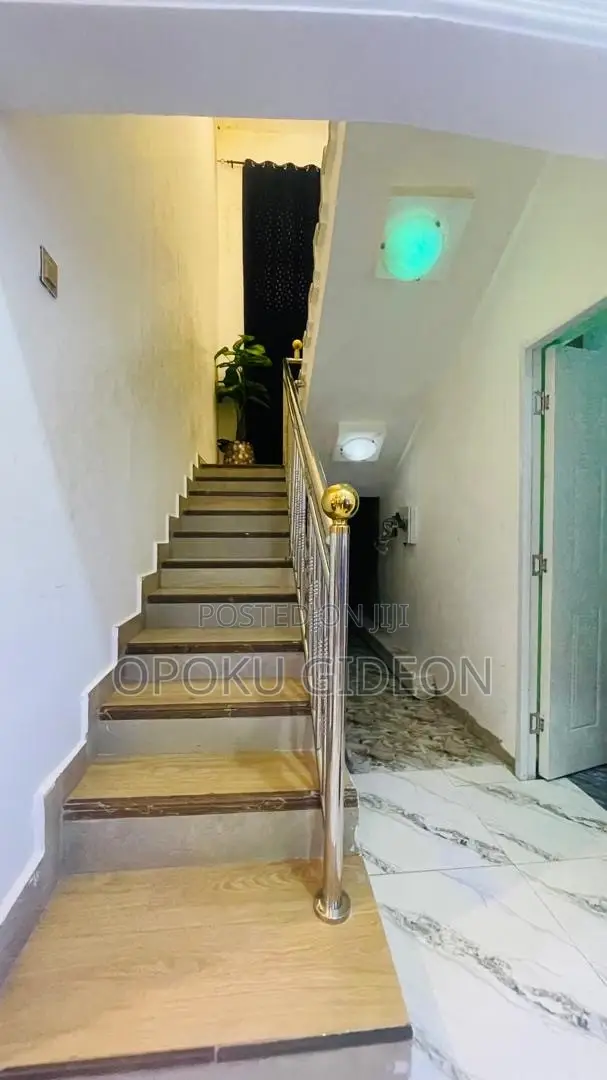 6bdrm Mansion in Afuaman, Manhean for sale