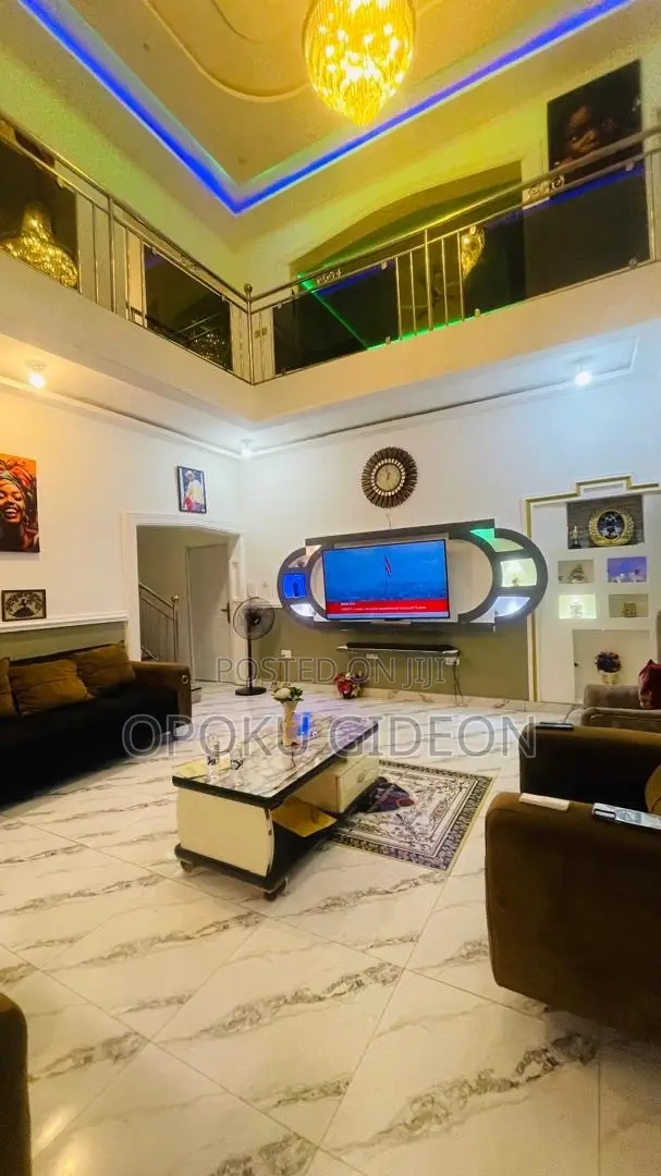 6bdrm Mansion in Afuaman, Manhean for sale