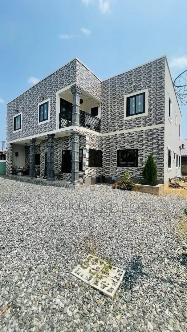 6bdrm Mansion in Afuaman, Manhean for sale