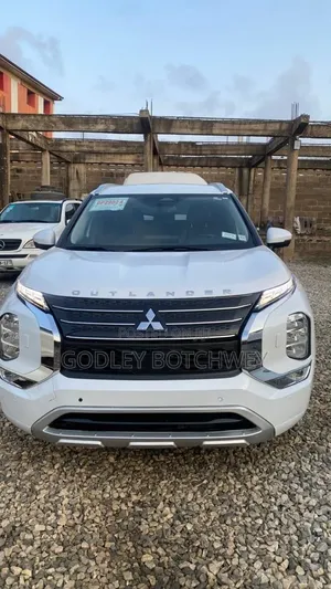 Mitsubishi Outlander 2022 White