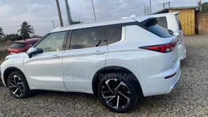 Mitsubishi Outlander 2022 White