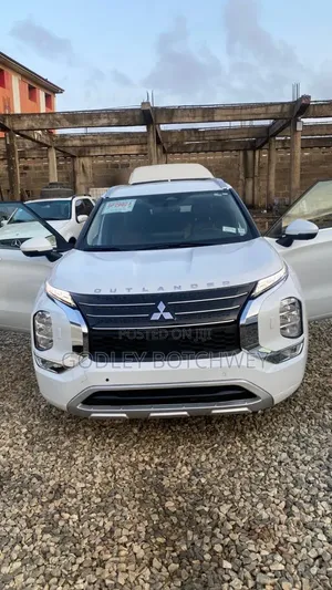 Mitsubishi Outlander 2022 White