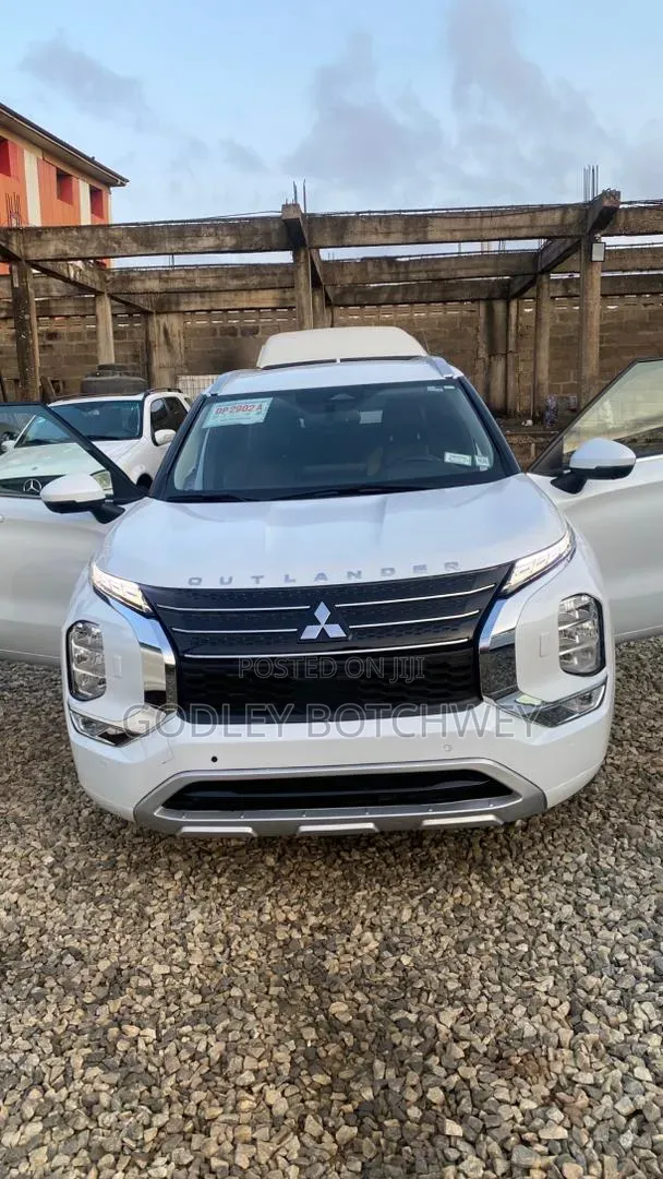 Mitsubishi Outlander 2022 White