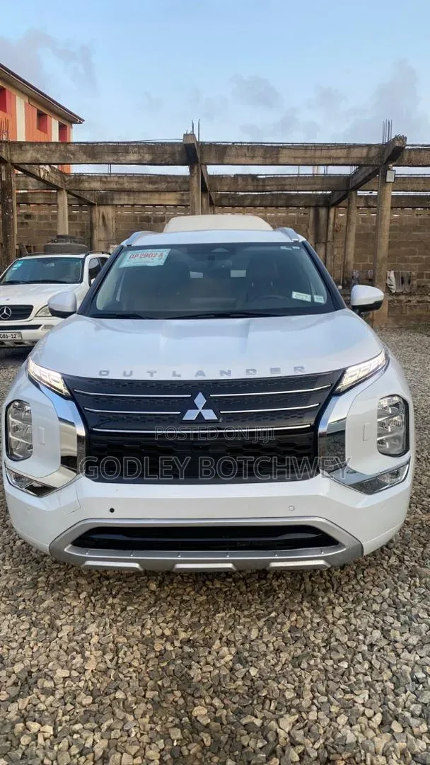 Mitsubishi Outlander 2022 White