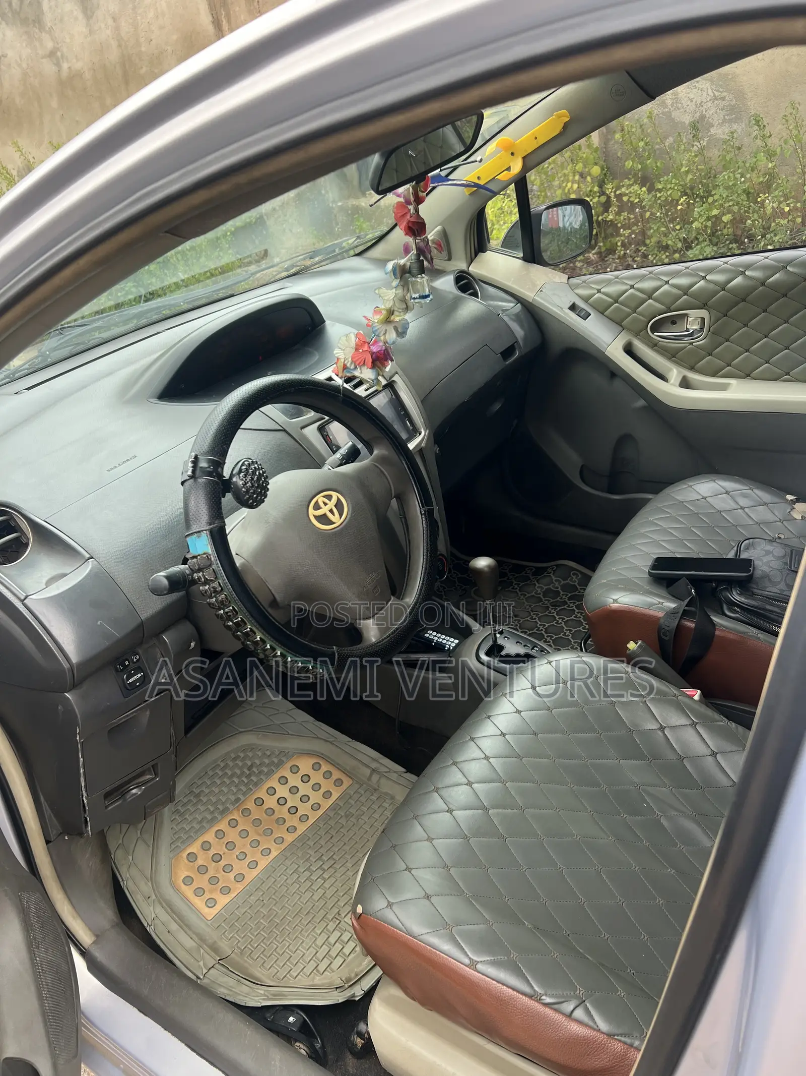 Toyota Vitz 1.3 FWD 3dr 2010 Silver
